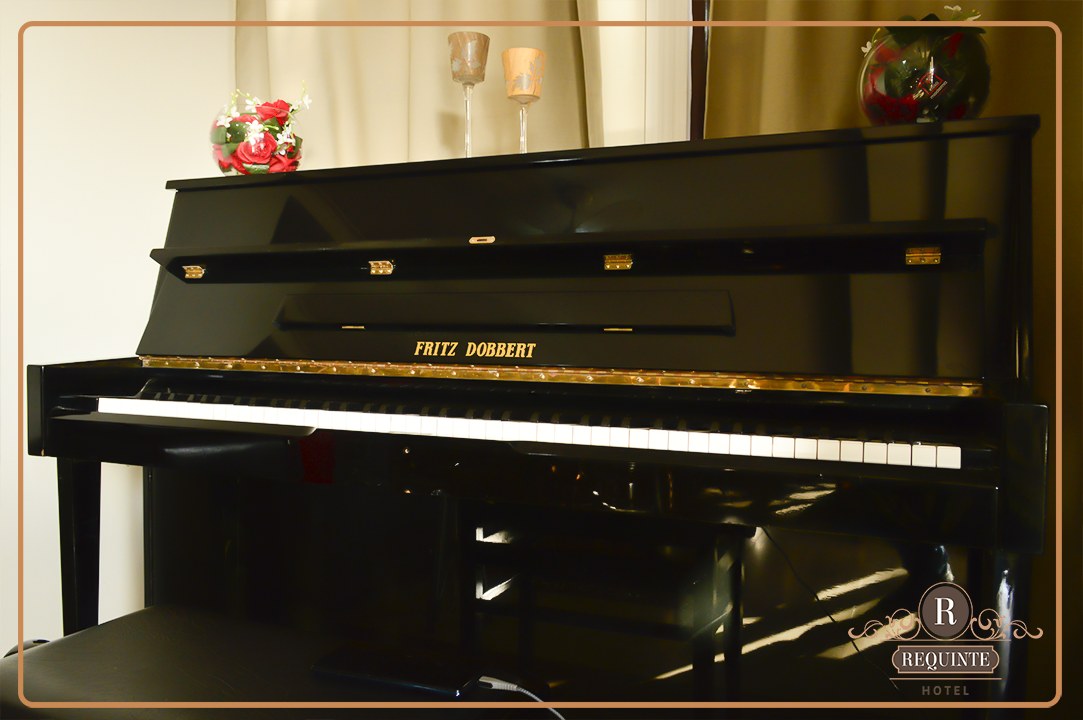 Um lindo piano já na recepção